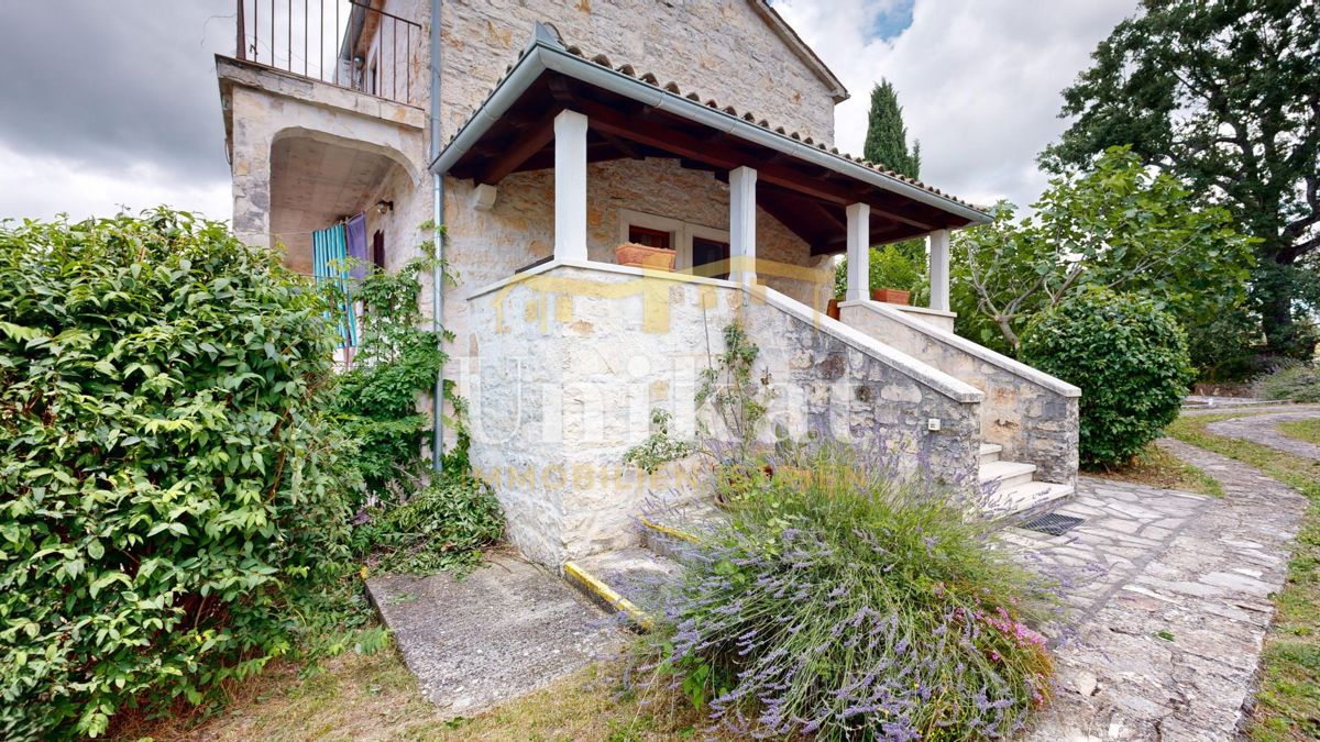 Renovirana kamnita hiša s bazenom